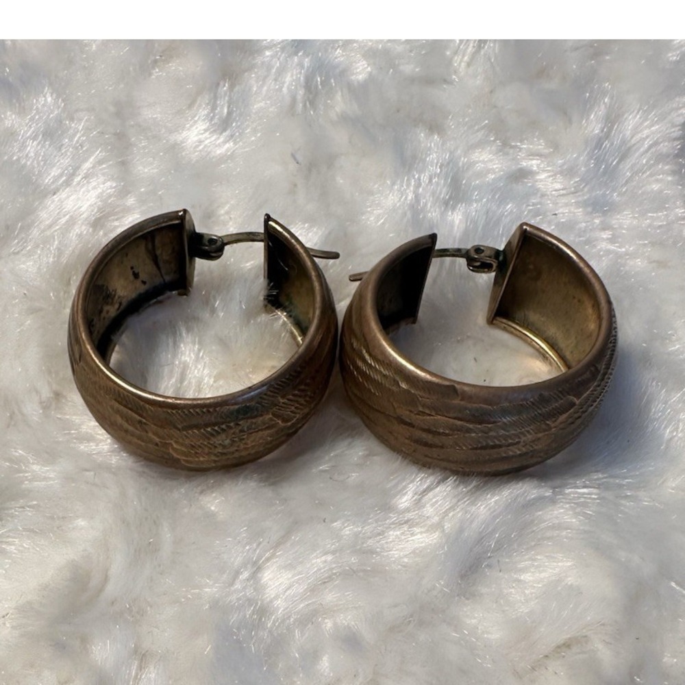 Gold Tone Metal Hoop Huggie Earrings Hinged Closure, No Stone, Signed 25mm